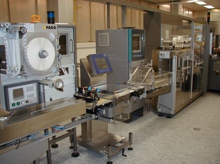 Kartonierbereich mit Etikettierung und Kontrollwaage